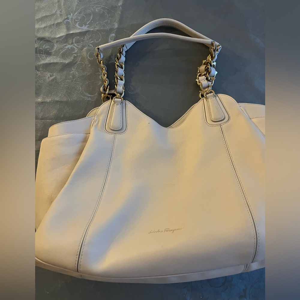 Salvatore, Ferragamo Gancini Bag
Good condition except on the strap needs stitch
